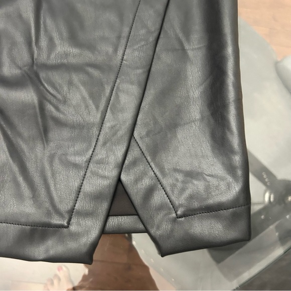 ➕Suzy Shier Elegant Black Faux Leather pencil skirt size medium - Picture 5 of 10